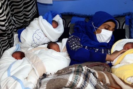 من بين الأنقاض تولد الحياة: سورية تنجب ۴ أطفال بمستشفى مدعوم من الأمم المتحدة