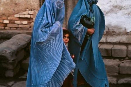 قيود الطالبان على حقوق المرأة في أفغانستان ستؤدي إلى تفاقم الكارثة الاقتصادية