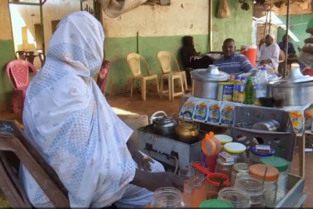 الحرب تحاصر الآلاف من”بائعات الشاي” في السودان.. ما القصة؟