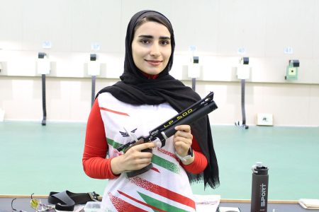 ایرانیة تفوز بأول میدالیة عالمیة لإیران في الرمایة للسیدات في باکو