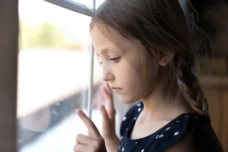 كيف تتعامل مع الطفل شديد الحساسية؟ وهل يحتاج إلى “علاج” فعلا؟