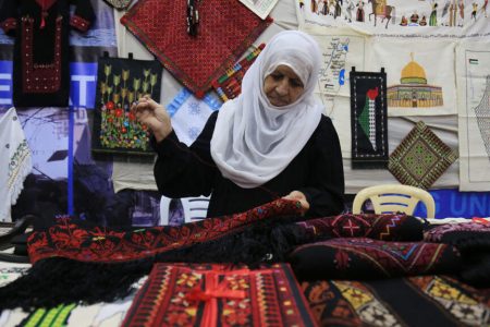 دور المرأة الفلسطينية في الحفاظ على الهوية الوطنية