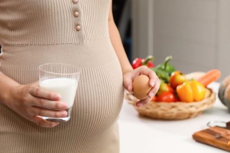 ۴ أطعمة يجب على الحامل تجنبها.. تشكل خطرًا على صحة الجنين