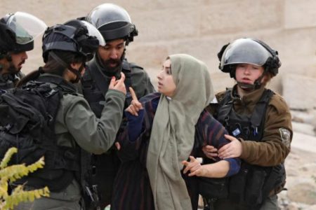 قوات الاحتلال تواصل اعتقال فلسطينية حامل من الخليل
