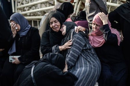 لجنة حقوق المرأة: المبادئ الأساسية تتعرض للتحدي عندما تضطر أمهات غزة إلى دفن ۷۷۰۰ طفل