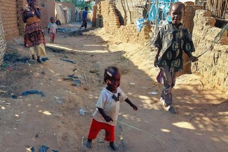 “الموت جوعاً” يهدد قرابة ۲۳۰ ألف طفل وامرأة في السودان