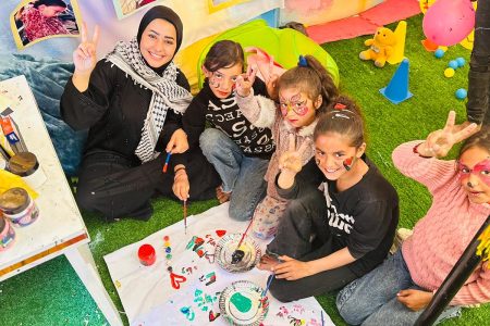 “الخيمة الملونة”.. مبادرة للتخفيف من “الصدمات النفسية” القاسية التي تخلفها الحرب على أطفال غزة