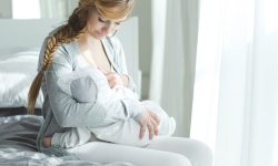 هل يؤثر حليب الأم الحامل على الرضيع؟ ومتى تتوقف؟ هذا ما يقوله العلم 