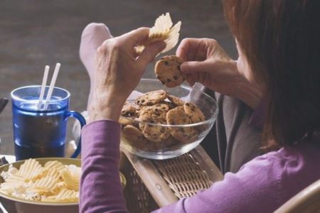 أسباب الرغبة الشديدة في تناول الطعام لدى النساء.. دراسة تكشف