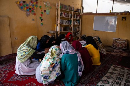 أفغانستان: تعليم الرجال كبار السن وليس الفتيات