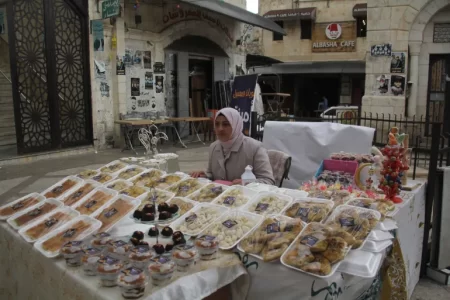 “بسطة أمينة.. حلويات ومعمول”.. طوق نجاة لفلسطينية تقاوم السرطان وصعاب الحياة