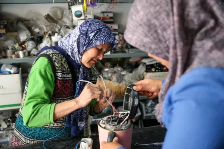 عجوز تركية وزوجة ابنها تحترفان تصليح الأجهزة الكهربائية في ورشة بقونيا