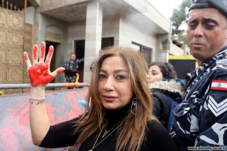 محامية لبنانية تتعرض للضرب والسحل أمام المحكمة الجعفرية