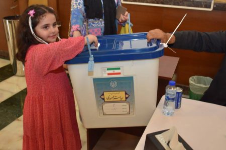 الناخبون الانتخابات الرئاسية في قنصلیة إيران في دولة الإمارات العربية المتحدة