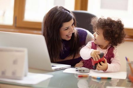 دراسة: عمل الأم في المنزل يعادل وظيفة بدوام كامل