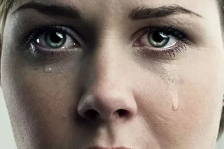 لماذا يضعف الرجال أمام دموع النساء؟.. دراسة جديدة توضح السبب