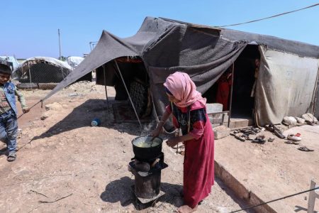 النساء الحوامل يواجهن الإهمال وغياب الرعاية في مخيمات إدلب