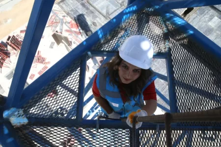 امرأة تركية تعمل مشغلة رافعة لإعادة بناء مرعش بعد الزلزال