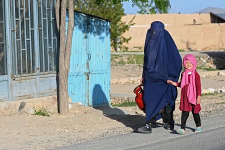 طالبان تخفّض رواتب النساء