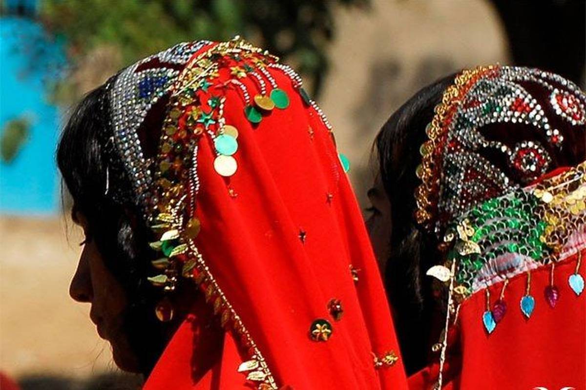 سیمفونیة الألوان على رؤوس فتيات ونساء اللور