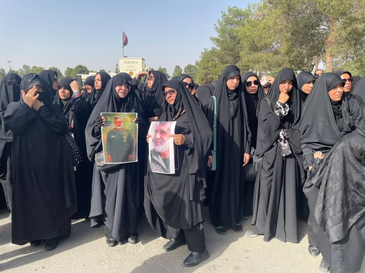 نساء صامدات إلى جانب الشهداء