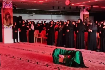 جمع نسائي في إسطنبول يحيي ذكرى عاشوراء ويستحضر مواقف السيدة زينب (عليها السلام)