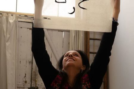 فلسطينية تطرّز في باريس حنين العودة إلى غزة