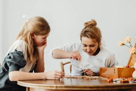لماذا تعطيك ابنتك المراهقة إجابات مقتضبة؟ أنشطة مشتركة لتقوية علاقتكما