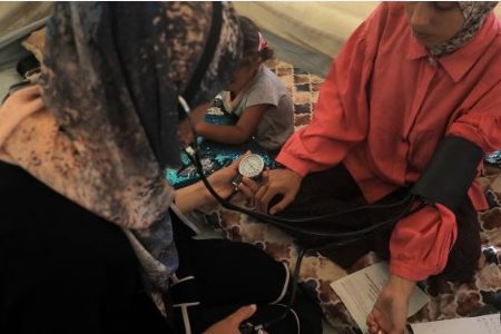 نساء غزة: أمومة تُزهر في زمن الجوع والدمار