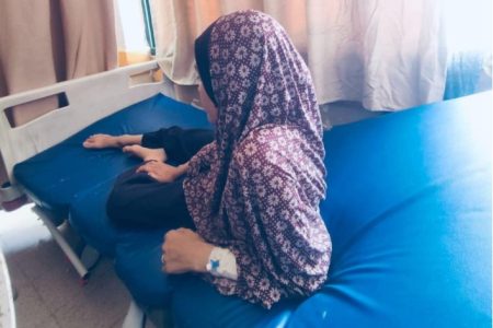 “أنا هنا… لا تنسوني” ..صرخة نهام من قلب الألم في مستشفى ناصر