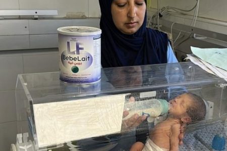 فقدان ونقص الحليب يهدد حياة ۴۰ ألف رضيع بغزة