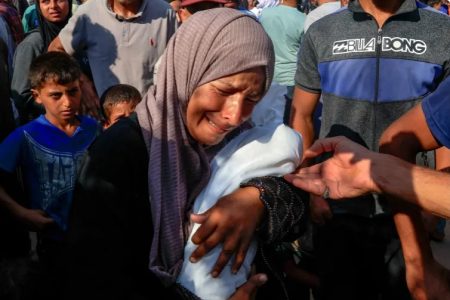 صحيفة بريطانية: غزة مشرحة مفتوحة ورائحة الموت تزكم الأنوف في كل مكان