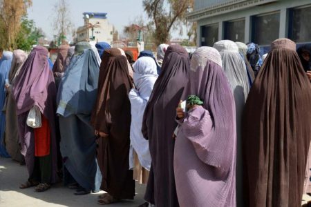 طالـبان تفرض “بطاقة محرم”على الموظفات في قندهار كشرط للعمل