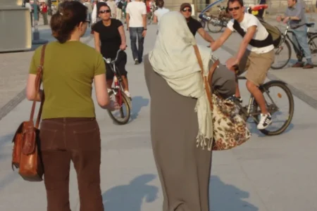 حرية ارتداء الحجاب للمعلمات في برلين… ما هو قانون الحياد؟