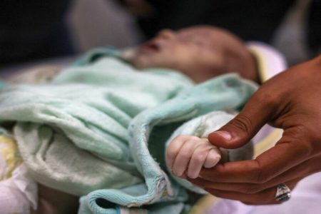  مكتب حماس: خطر استشهاد أكثر من ۴۰ ألف رضيع فلسطيني في غزة وشيك