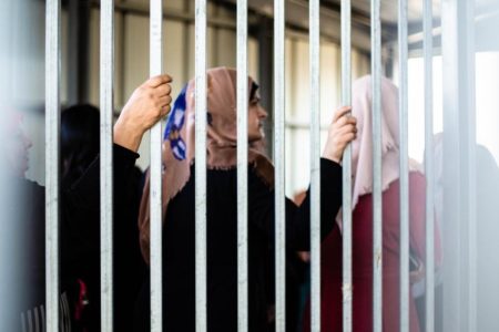 نادي الأسير: ۴۸ أسيرة في سجون الاحتلال بينهن طفلتان وأسيرة حامل
