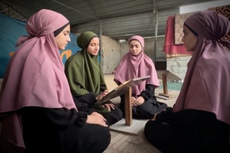 الشقيقات الثلاث في قطاع غزة يتممن حفظ القرآن كاملاً