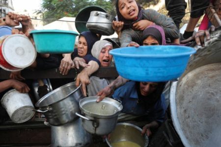 مليون امرأة وفتاة في غزة يواجهن شبح المجاعة.. وأصوات نسائية تطالب بإنقاذ ما تبقى من الحياة