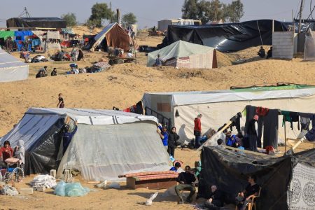 من الخيمة إلى السوق.. أم فلسطينية تروي رحلة الألم اليومي في غزة