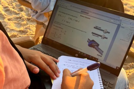 التعليم الجامعي عن بُعد في غزة… امتحانات تحت القصف