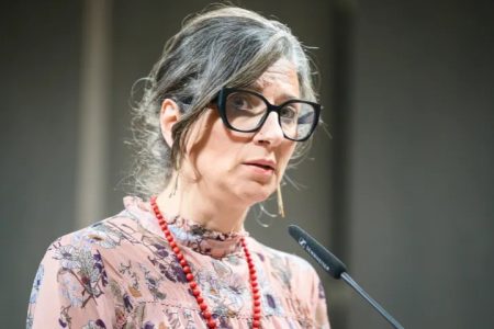 ألبانيزي تشكو العقوبات الأميركية المفروضة عليها وتصفها بالمدمرة