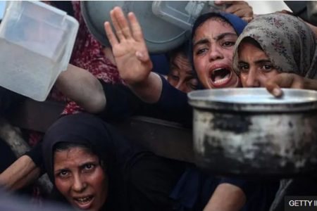 “لم يقتلني السرطان، ولكني قد أموت جوعاً”، نساء وأطفال يخاطرون بأرواحهم للحصول على فتات الطعام في غزة
