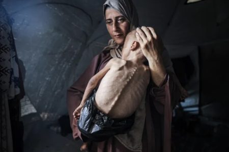 “طحين ونار وخوف وأنا أحاول أن أكون أمًا في غزة الجائعة”