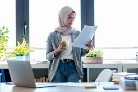 هل من واجبات المرأة العاملة مساعدة زوجها في المصاريف؟.. الأزهر يرد