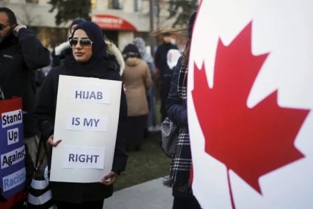 جدل في كندا: توصيات بتوسيع “قانون العلمانية” واتهامات باستهداف النساء المسلمات