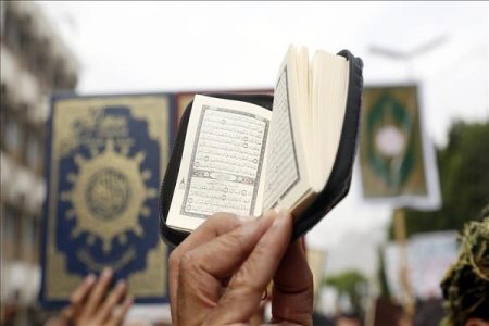 مرشحة للكونغرس الأمريكي تحرق المصحف لدعم حملتها الانتخابية 