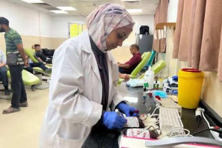 د. صوفيا زعرب لـ ” نساء إف إم: نقص وحدات الدم في غزة يهدد حياة المرضى والنساء ويقود إلى كارثة إنسانية