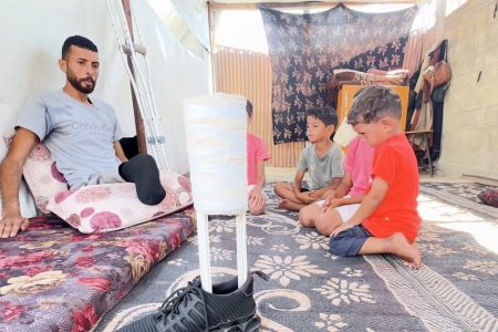 بُترت ساقه أثناء البحث عن الطعام في غزة، فصنع طرفا صناعيا وعاد ليحاول تأمين قوت أسرته
