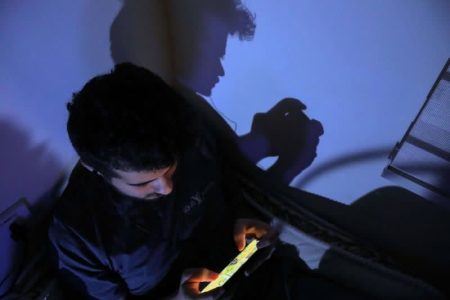 “الحب الافتراضي” يعمق عزلة الشباب في العراق ويزيد من ضعف شبكة علاقاتهم الاجتماعية