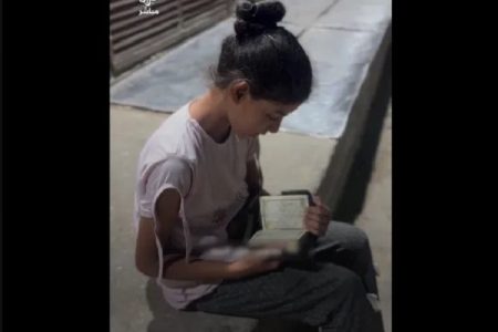 مشهد يهزّ الضمير: طفلة فلسطينية تتلو القرآن بخشوع أمام ثلاجة الموتى في غزة